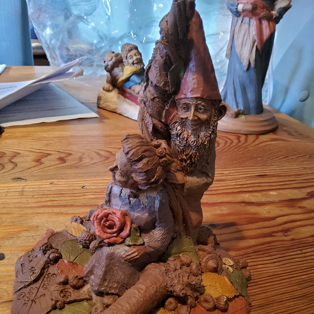 Tom clark knome statue with woman